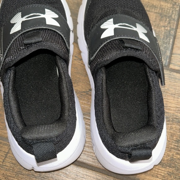 Under Armour Boys Velcro Pull On Sneaker Shoes size 3.5Y Black - Picture 4 of 6